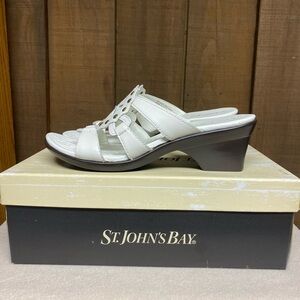 St John's Bay Womans Sandals 7 M Anya White, Womans Slip On Shoes Leather EUC